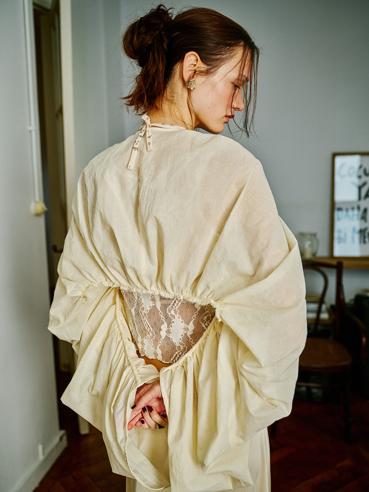 Cabriole bolero, arka beden alt bitiş çizgisinde büzgü detaylı arka görünüş – WAYT