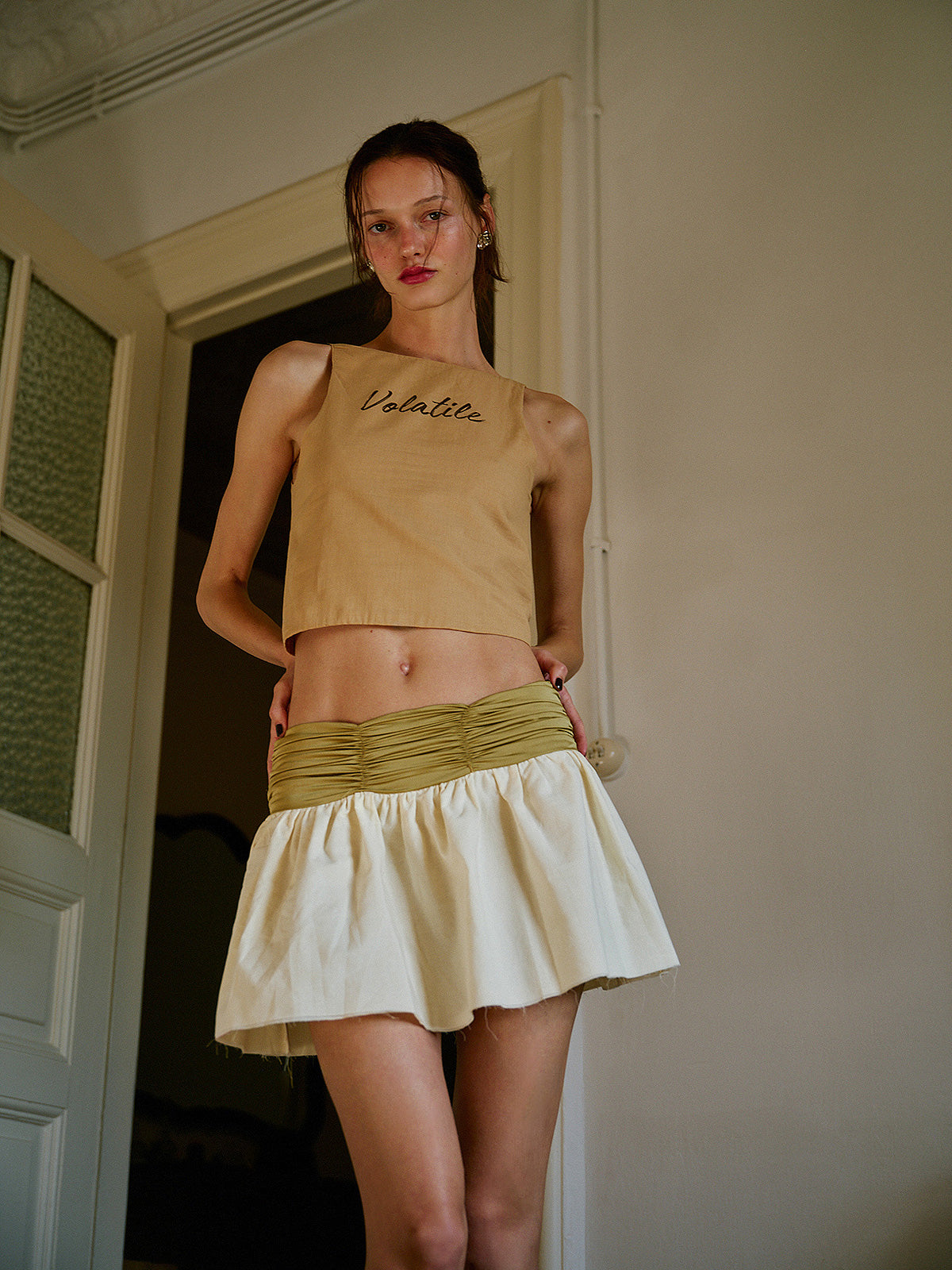 WAYT Entrechat drapeli mini etek, kampanya çekiminde editorial görünüm