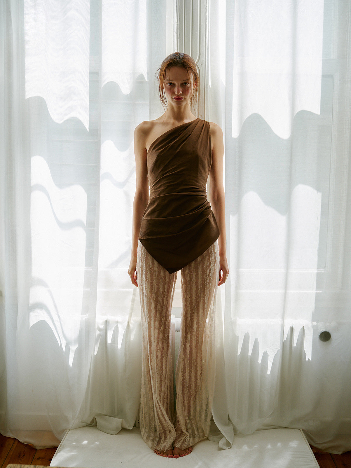 WAYT Silhouette tek omuzlu drapeli asimetrik bluz, çikolata kahverengi – editorial kampanya çekimi