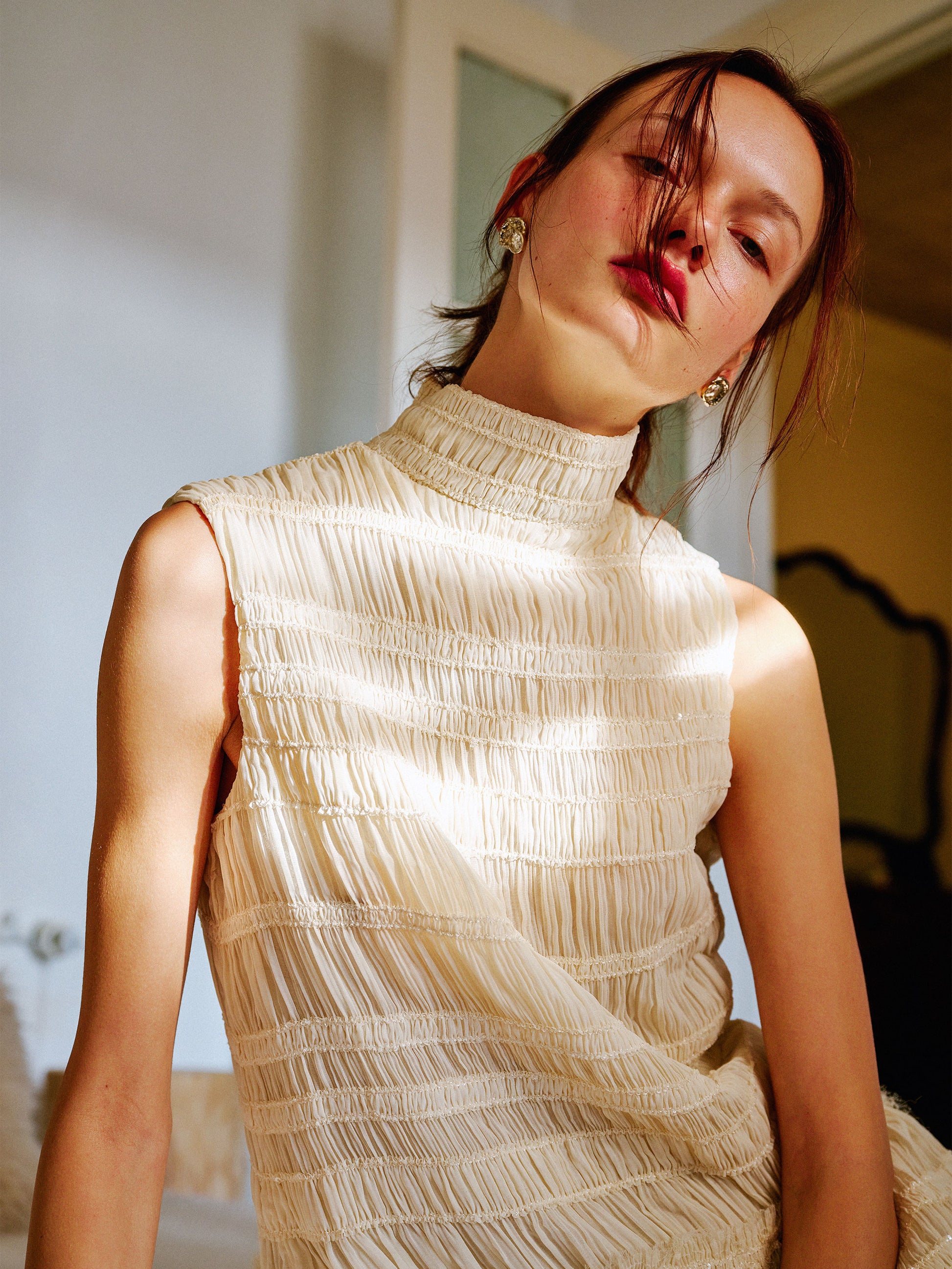 WAYT tasarımı boğazlı, kolsuz, ekru şifon elbise model üzerinde