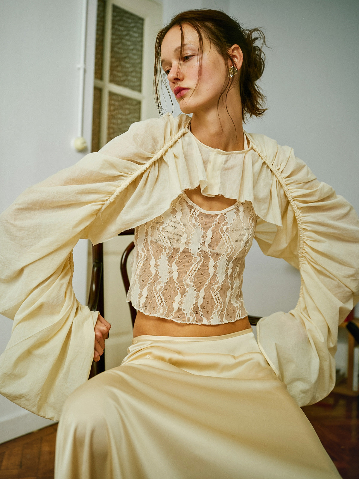 Cabriole bolero editorial çekimde stilize edilmiş görünüm – WAYT