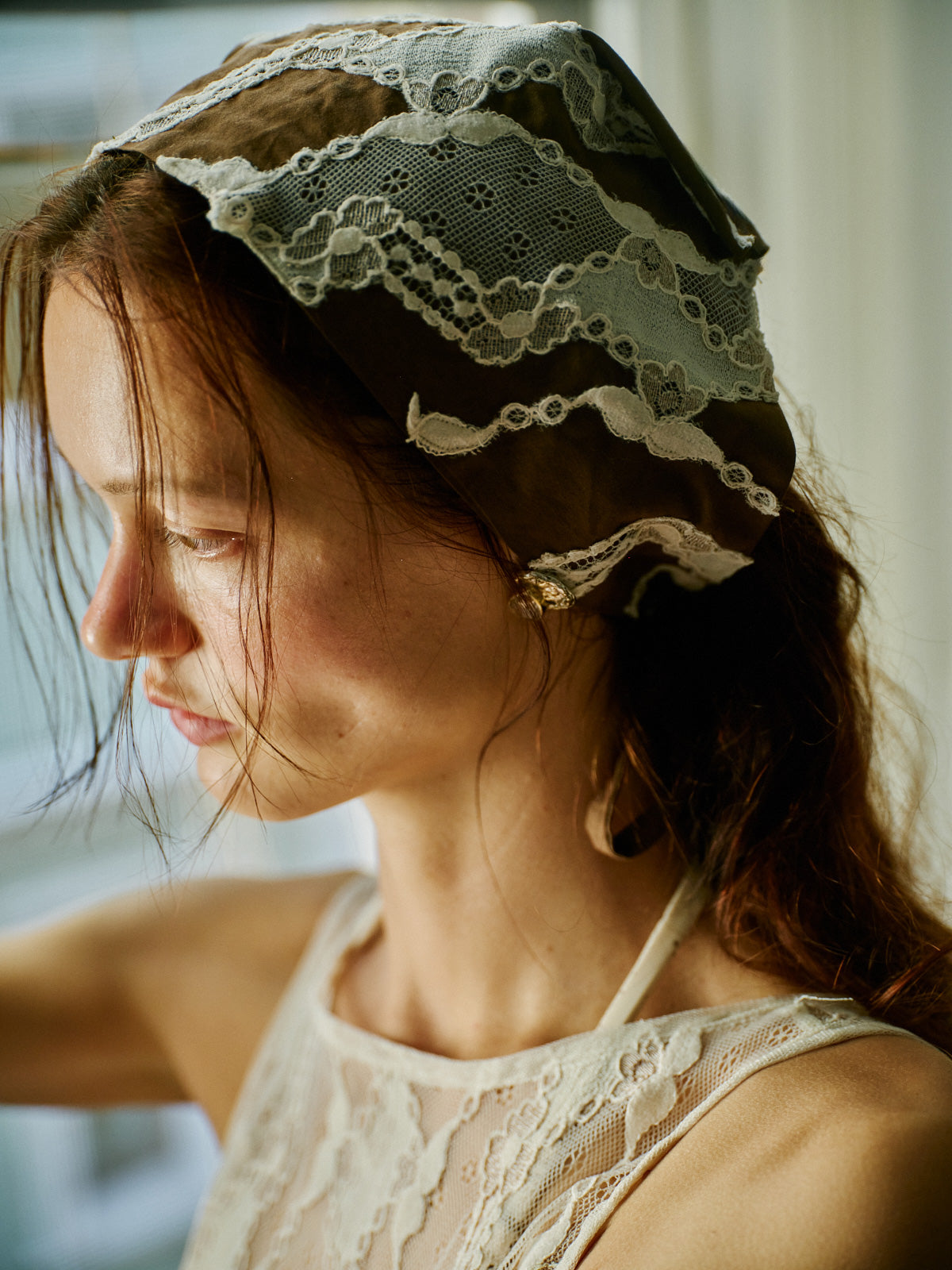 WAYT Dancer’s Spirit Bandana – dantel aplike ve cut-out detaylarının yakından görünümü