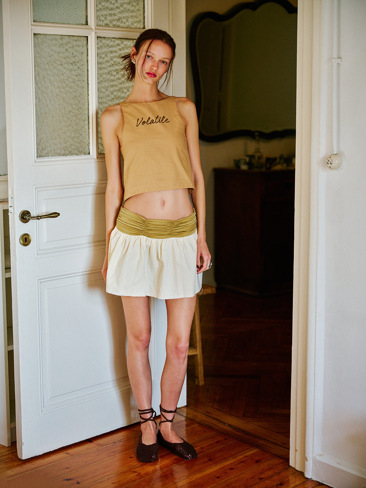 Model üzerinde önden görünümüyle WAYT Entrechat drapeli krem vual mini etek