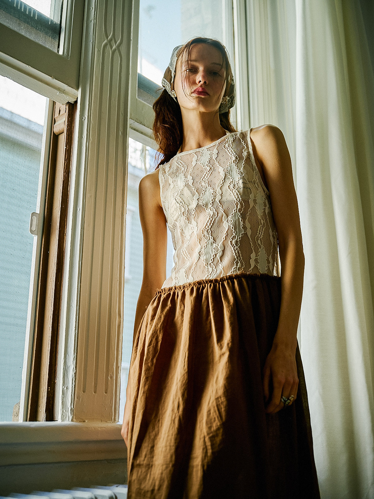 WAYT imzalı Principal Dancer elbisesi, dantel ve vual dokusuyla şiirsel bir stil görünümü sunuyor