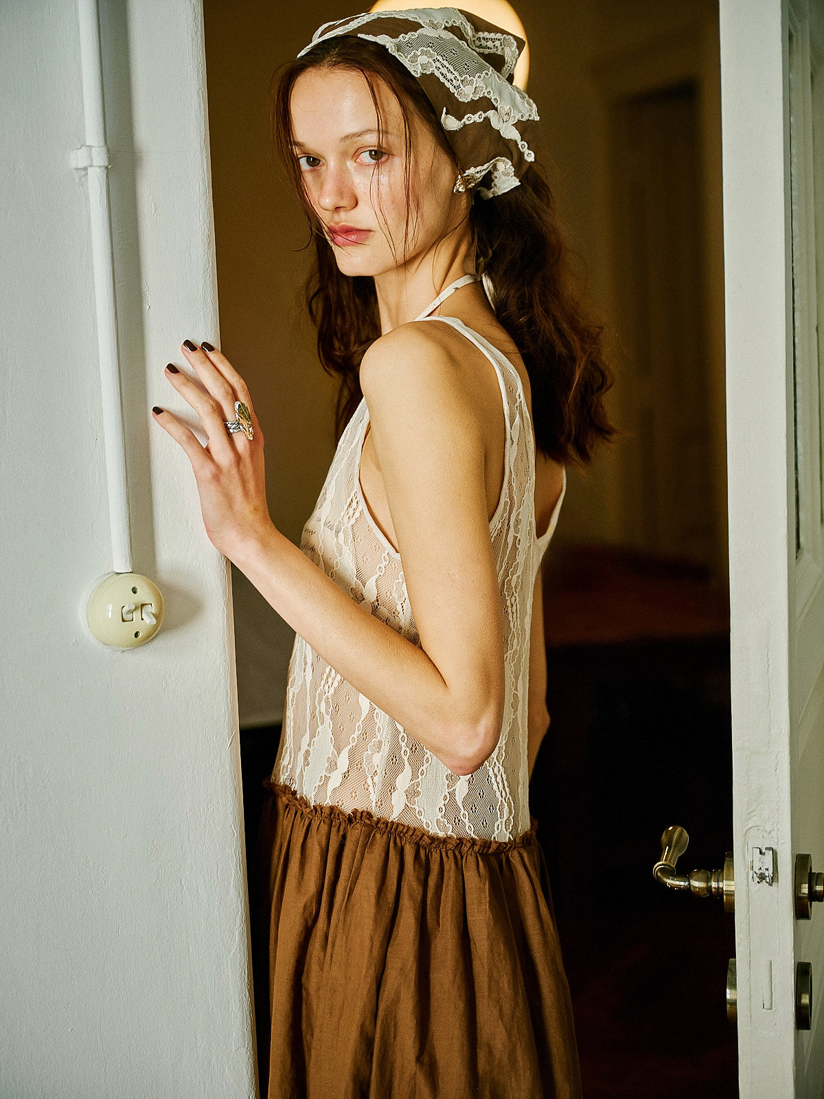 WAYT Principal Dancer elbisesinin yandan görünümü – bohem detaylarla hareketli siluet