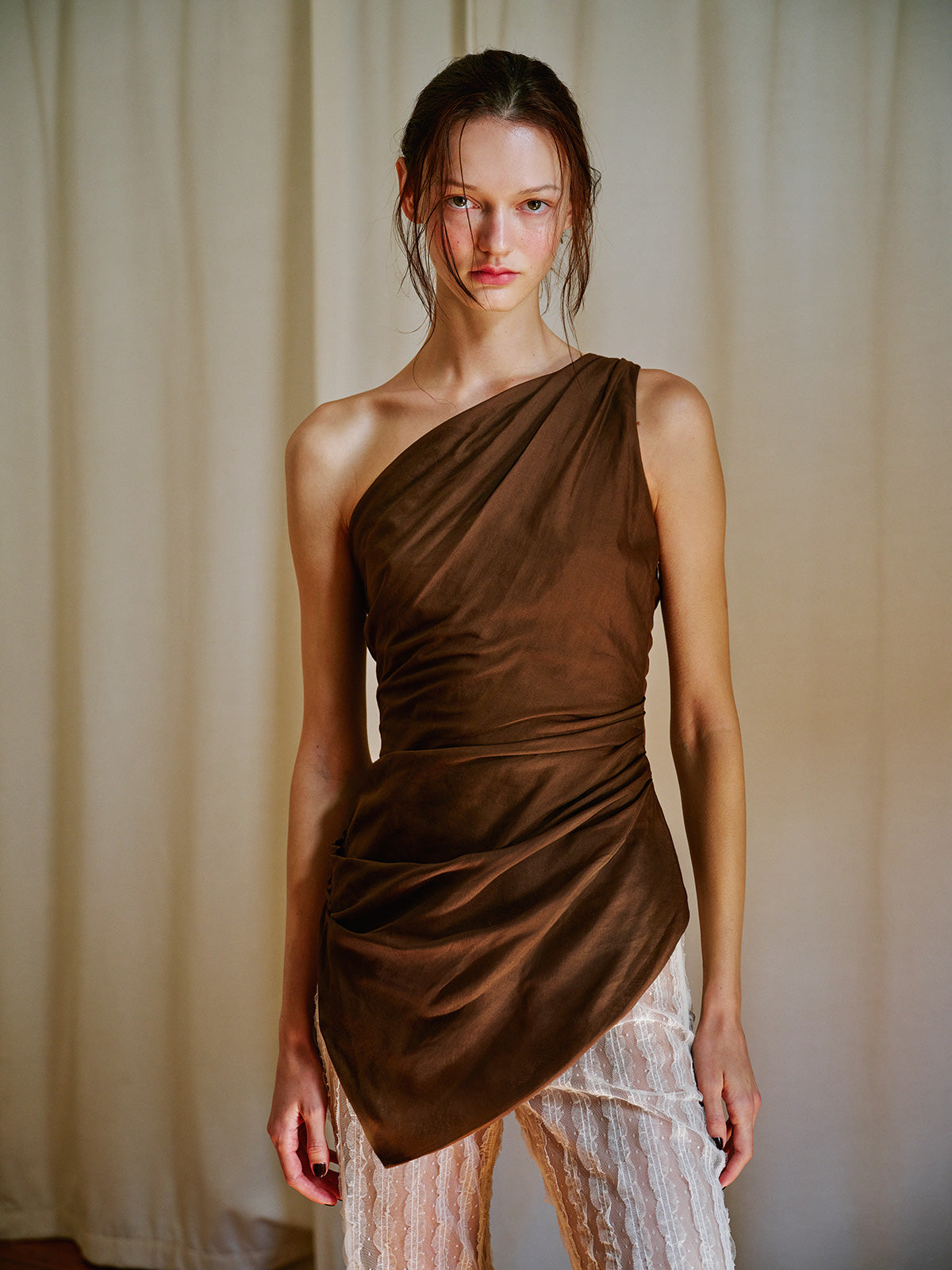 Model üzerinde önden görünümüyle Silhouette tek omuzlu drapeli asimetrik bluz, çikolata kahverengi – WAYT