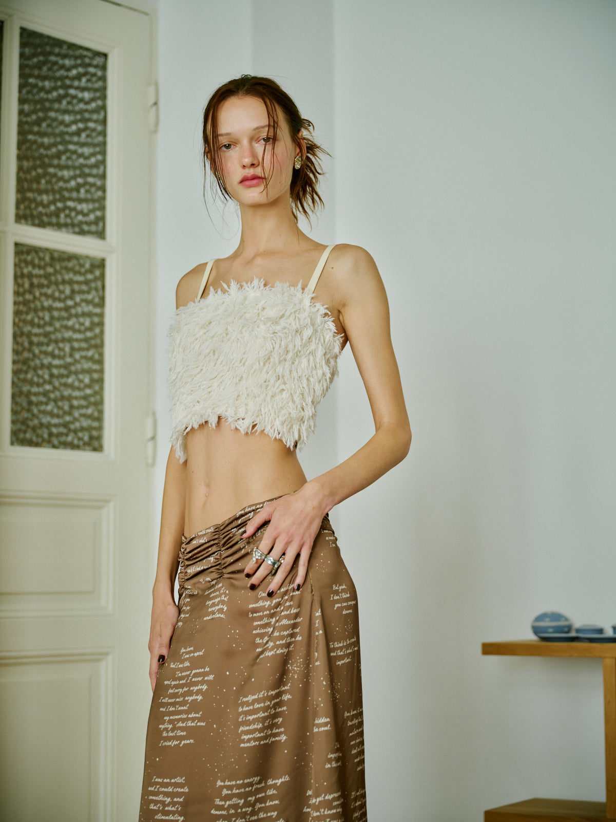 Model üzerinde WAYT tasarımı The Royal Ballet tüy dokulu bluz