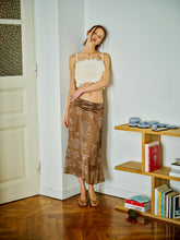 Load image into Gallery viewer, WAYT Pirouette kahverengi saten midi etek, Sergei Polunin el yazılı desenli, kampanya çekiminde tam boy editorial görünüm