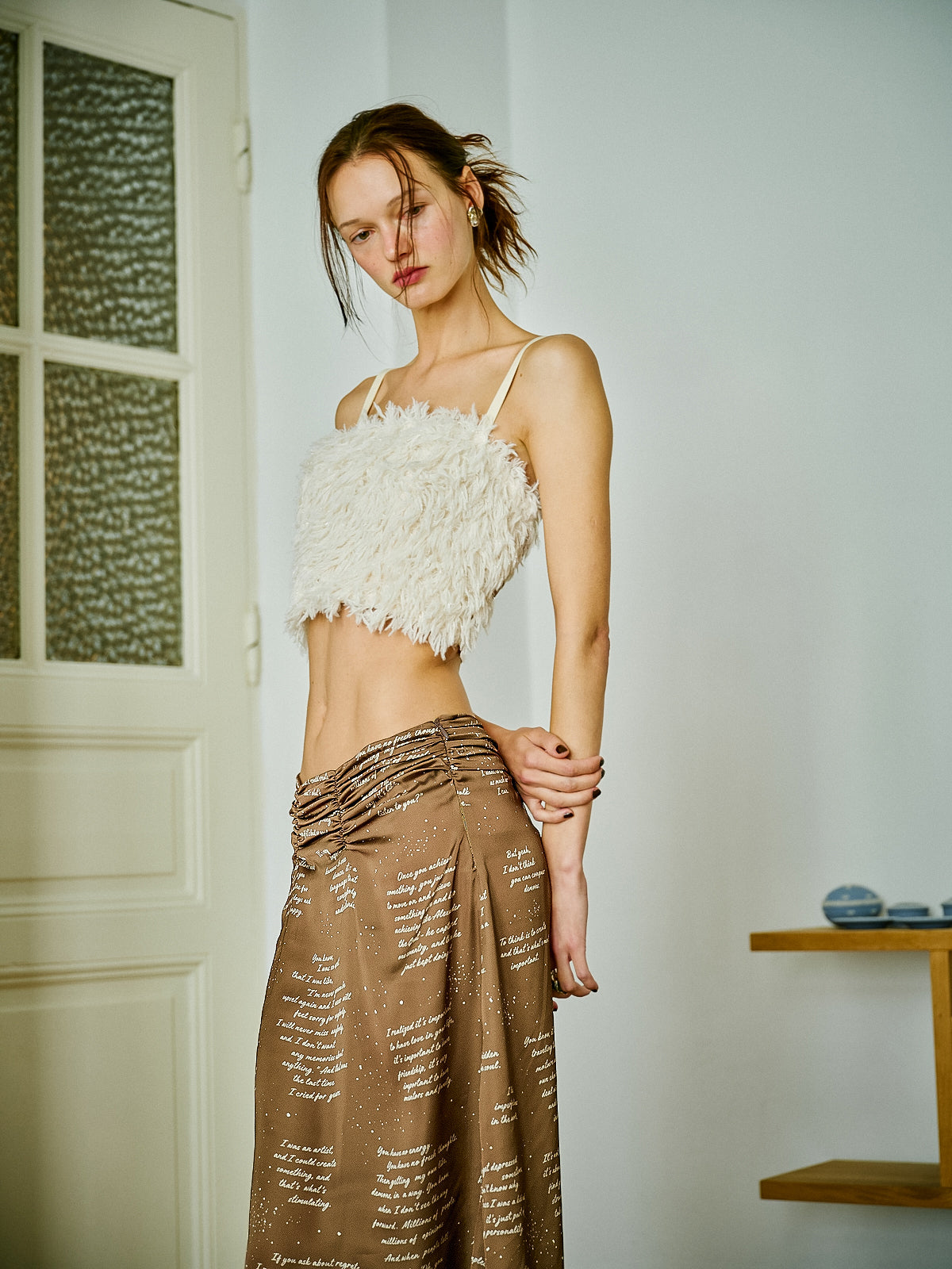 WAYT Pirouette kahverengi saten midi etek, Sergei Polunin el yazılı desenli, kampanya çekiminde yandan editorial görünüm